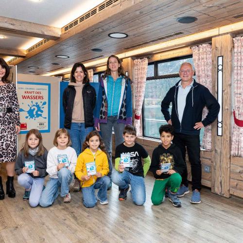 Nadja Elmer (l.) und Dieter Schmid (Schifffahrts-Geschäftsführer, r.) freuten sich u.a. über den Besuch der vierten Klassen der Volksschule Eben, die mit ihren Lehrerinnen Veronika Meindl und Simone Kaspurz an Bord der MS Tirol gekommen waren.