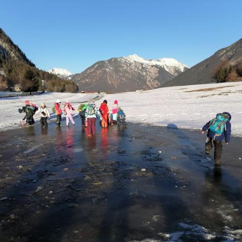 Klasse 1a beim Rutschen am Eis