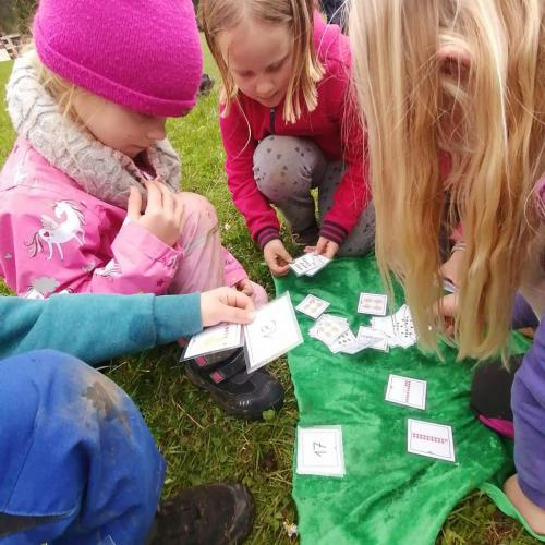 3 Kinder beim Zahlen legen