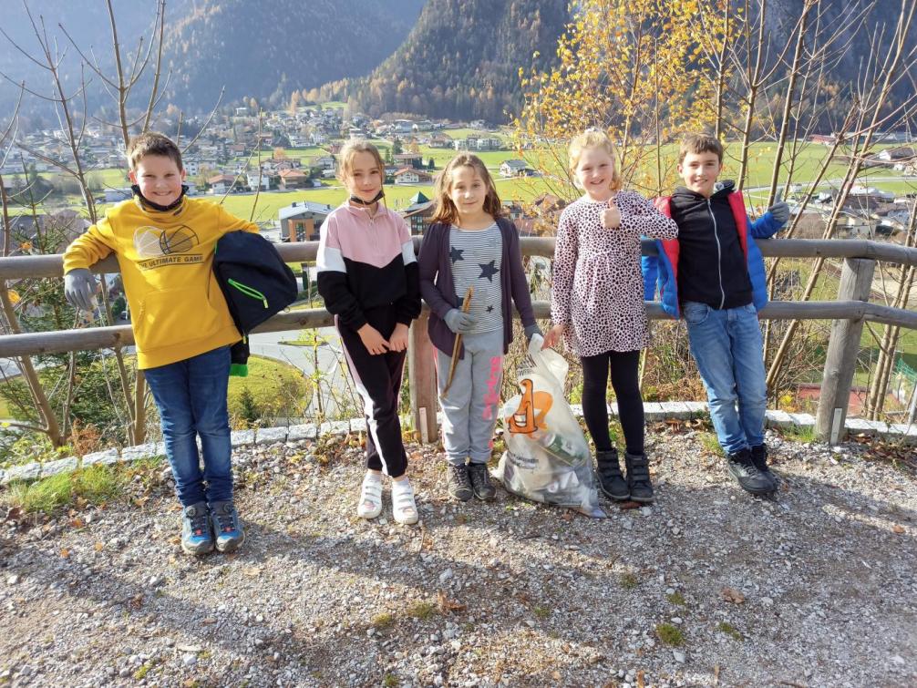 Kinder der 3. Klasse beim Müllsammeln