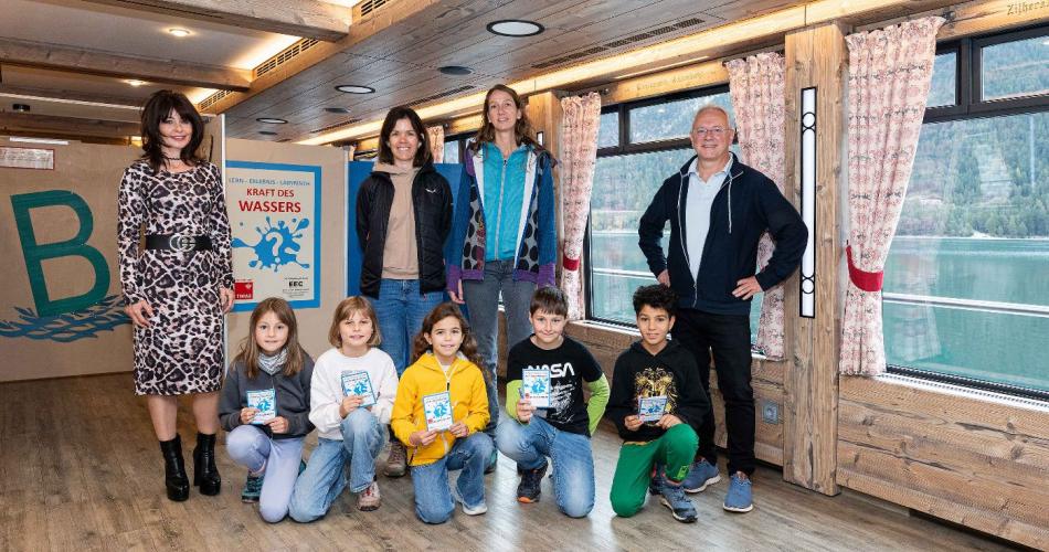 Nadja Elmer (l.) und Dieter Schmid (Schifffahrts-Geschäftsführer, r.) freuten sich u.a. über den Besuch der vierten Klassen der Volksschule Eben, die mit ihren Lehrerinnen Veronika Meindl und Simone Kaspurz an Bord der MS Tirol gekommen waren.